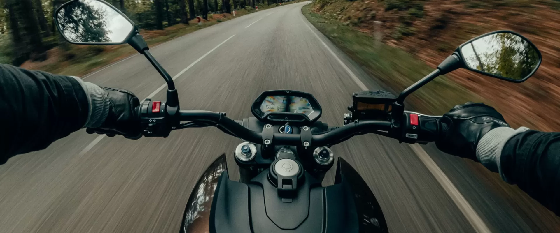 Empresa de vistoria para moto em Solânea. Antes de mais nada, encontrar uma Empresa de vistoria para moto em Solânea é um passo fundamental para quem pretende comprar, vender ou transferir uma motocicleta. Em primeiro lugar, a vistoria veicular garante que a moto esteja regularizada e de acordo com as exigências do órgão de trânsito. Além disso, procurar uma Empresa de vistoria para moto em Solânea ajuda a evitar problemas com documentação, adulterações ou irregularidades que podem gerar prejuízos. O que faz uma empresa de vistoria para moto em Solânea Primeiramente, uma Empresa de vistoria para moto em Solânea realiza uma análise completa da motocicleta. Sobretudo, o objetivo da vistoria é verificar se o veículo está regular e se os dados correspondem aos registros oficiais. O que é vistoria veicular para motocicletas Antes de tudo, a vistoria veicular é um processo de inspeção técnica realizado por profissionais qualificados. Nesse sentido, a Empresa de vistoria para moto em Solânea analisa diversos elementos da motocicleta. Por exemplo: Numeração do chassi Numeração do motor Placa do veículo Estrutura da motocicleta Equipamentos obrigatórios Além disso, essa verificação ajuda a identificar possíveis irregularidades. Qual a função da vistoria no processo de regularização A princípio, a vistoria tem como objetivo confirmar a autenticidade da motocicleta. Do mesmo modo, uma Empresa de vistoria para moto em Solânea garante que o veículo esteja apto para transferência. Em outras palavras, a inspeção evita que motos adulteradas ou com problemas legais continuem circulando. Por que escolher uma empresa especializada Acima de tudo, escolher uma empresa especializada traz mais segurança. Além disso, uma Empresa de vistoria para moto em Solânea possui equipamentos e profissionais preparados para realizar a inspeção corretamente. Assim, o proprietário tem mais tranquilidade durante o processo. Quando a vistoria de moto é necessária Primeiramente, existem diversas situações em que a vistoria é obrigatória. Nesse sentido, procurar uma Empresa de vistoria para moto em Solânea é essencial para evitar problemas com o Detran. Compra e venda de motocicleta usada Antes de mais nada, ao comprar ou vender uma moto usada é necessário realizar a vistoria. Assim, a Empresa de vistoria para moto em Solânea confirma que o veículo está regular. Além disso, essa verificação protege tanto o comprador quanto o vendedor. Transferência de propriedade Posteriormente à venda da motocicleta, é necessário realizar a transferência. Nesse caso, uma Empresa de vistoria para moto em Solânea verifica se os dados da moto estão corretos. Dessa forma, o processo pode ser concluído com segurança. Mudança de município Às vezes, quando o veículo muda de cidade, também é necessário realizar vistoria. Assim também, a Empresa de vistoria para moto em Solânea realiza a inspeção para atualizar os registros do veículo. Alteração de características da motocicleta Sempre que a moto passa por modificações, uma nova vistoria pode ser exigida. Nesse sentido, a Empresa de vistoria para moto em Solânea verifica se as alterações estão dentro das normas. Como funciona a vistoria de moto em Solânea Em primeiro lugar, o processo de vistoria costuma ser rápido e simples. Contudo, ele segue algumas etapas importantes. Agendamento do serviço Primeiramente, o proprietário deve entrar em contato com a empresa para agendar o atendimento. Atualmente, muitas empresas oferecem agendamento rápido. Assim, procurar uma Empresa de vistoria para moto em Solânea se torna ainda mais prático. Apresentação da documentação Em seguida, o proprietário deve apresentar os documentos necessários. Entre eles estão: CRLV ou CRV da motocicleta Documento com foto Comprovante de endereço Nesse sentido, a Empresa de vistoria para moto em Solânea verifica se todos os documentos estão corretos. Inspeção da motocicleta Logo depois, os profissionais iniciam a análise do veículo. Durante essa etapa, a Empresa de vistoria para moto em Solânea verifica diversos elementos da motocicleta. Por exemplo, chassi, motor, placa e estrutura. Emissão do laudo de vistoria Finalmente, após a análise, é emitido um laudo oficial. Assim, a Empresa de vistoria para moto em Solânea informa se a motocicleta foi aprovada ou se precisa de ajustes. O que é analisado durante a vistoria da moto Antes de tudo, uma vistoria completa analisa diversos elementos do veículo. Nesse sentido, a Empresa de vistoria para moto em Solânea realiza uma inspeção detalhada. Numeração do chassi Primeiramente, os profissionais verificam a numeração do chassi. Assim como o motor, esse número precisa corresponder aos registros oficiais. Por isso, uma Empresa de vistoria para moto em Solânea confere cuidadosamente essa informação. Numeração do motor Além disso, o motor também possui um número único de identificação. Nesse caso, a Empresa de vistoria para moto em Solânea verifica se não existem sinais de adulteração. Placa e identificação do veículo Do mesmo modo, a placa da motocicleta é analisada. Assim, a Empresa de vistoria para moto em Solânea garante que ela esteja dentro dos padrões exigidos. Equipamentos obrigatórios Além disso, itens de segurança também são verificados. Por exemplo: Retrovisores Sistema de iluminação Freios Pneus Assim, a Empresa de vistoria para moto em Solânea garante que a motocicleta esteja segura para circulação. Documentos necessários para realizar a vistoria Antes de comparecer ao atendimento, é importante separar os documentos necessários. Em primeiro lugar, esses documentos permitem que a vistoria seja realizada rapidamente. Normalmente, a Empresa de vistoria para moto em Solânea solicita: Documento da motocicleta Documento do proprietário Comprovante de endereço Assim, o processo ocorre de forma mais eficiente. Quanto custa uma vistoria de moto em Solânea Primeiramente, o valor da vistoria pode variar. Contudo, o serviço costuma ter um custo acessível. Nesse sentido, a Empresa de vistoria para moto em Solânea define o preço de acordo com alguns fatores. Por exemplo: Tipo de vistoria Urgência do serviço Tipo de motocicleta Mesmo assim, realizar vistoria é um investimento importante para evitar prejuízos. Como a vistoria protege compradores e vendedores Antes de mais nada, a vistoria funciona como uma camada extra de segurança. Nesse sentido, procurar uma Empresa de vistoria para moto em Solânea ajuda a evitar problemas futuros. Identificação de irregularidades Primeiramente, a vistoria permite identificar possíveis adulterações. Assim, a Empresa de vistoria para moto em Solânea verifica chassi e motor. Dessa forma, o comprador evita adquirir um veículo irregular. Verificação de itens de segurança Além disso, a inspeção confirma se a motocicleta possui todos os equipamentos obrigatórios. Assim, a Empresa de vistoria para moto em Solânea garante que o veículo esteja apto para circular. Conferência da documentação Do mesmo modo, os documentos também são analisados. Nesse sentido, a Empresa de vistoria para moto em Solânea compara os dados do veículo com os registros oficiais. Assim, inconsistências são identificadas antes da transferência. Como escolher uma empresa confiável de vistoria em Solânea Antes de tudo, é importante escolher uma empresa confiável. Afinal, a vistoria é um processo fundamental para a regularização do veículo. Nesse sentido, ao procurar uma Empresa de vistoria para moto em Solânea, considere alguns pontos. Por exemplo: Experiência da empresa Qualificação dos profissionais Rapidez no atendimento Equipamentos utilizados Assim, você garante um serviço seguro e eficiente. Faça sua vistoria com a Prossegue Vistoria em Solânea Por fim, se você está procurando uma Empresa de vistoria para moto em Solânea, a Prossegue Vistoria é uma excelente escolha. Acima de tudo, a empresa oferece atendimento profissional e inspeções completas. Além disso, a Prossegue Vistoria conta com profissionais experientes e equipamentos modernos. Assim, o processo de vistoria se torna rápido, seguro e confiável. Portanto, se você precisa realizar transferência, regularização ou análise da motocicleta, procure a Prossegue Vistoria. Principais problemas que podem reprovar uma moto Durante a inspeção, alguns problemas podem impedir a aprovação. Por isso, procurar uma Empresa de vistoria para moto em Solânea antes de concluir uma compra pode evitar transtornos. Entre os principais problemas estão: Numeração adulterada Alterações no chassi ou motor são motivo de reprovação imediata. Uma Empresa de vistoria para moto em Solânea identifica esse tipo de irregularidade. Falta de equipamentos obrigatórios Itens de segurança são exigidos por lei. Se estiverem ausentes, a vistoria de moto pode ser reprovada. Alterações não regularizadas Modificações na motocicleta precisam estar registradas. A Empresa de vistoria para moto em Solânea verifica se essas alterações estão regularizadas. Problemas na documentação Diferenças entre os dados do veículo e os documentos também podem impedir a aprovação. Uma Empresa de vistoria para moto em Solânea identifica essas inconsistências.